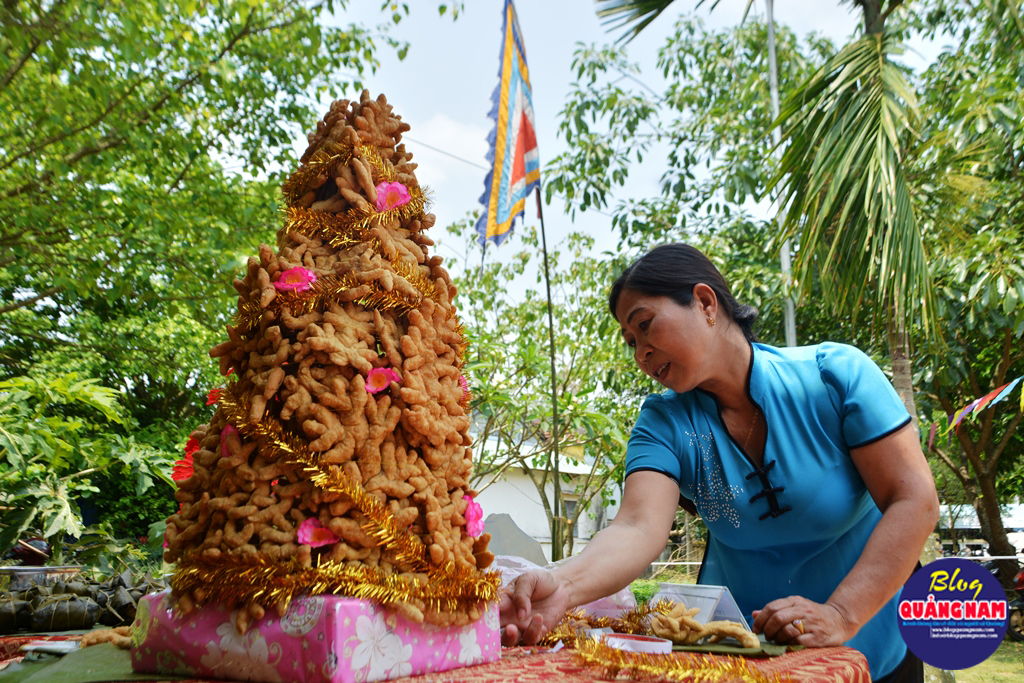 Gắn kết bánh gừng trước khi dâng cúng Bà Thu Bồn. Ảnh: XUÂN THỌ